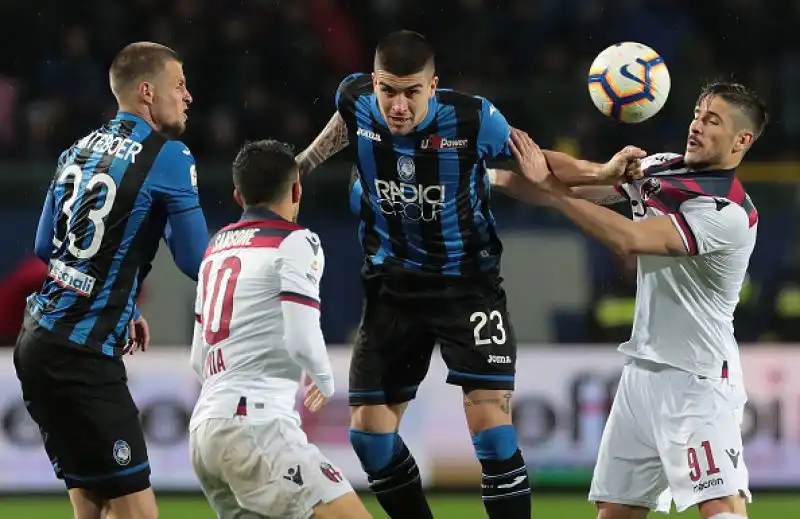 L'Atalanta disintegra in un quarto d'ora il Bologna nel posticipo della trentesima giornata di serie A e ora mette nel mirino il quarto posto del Milan, ad appena un punto