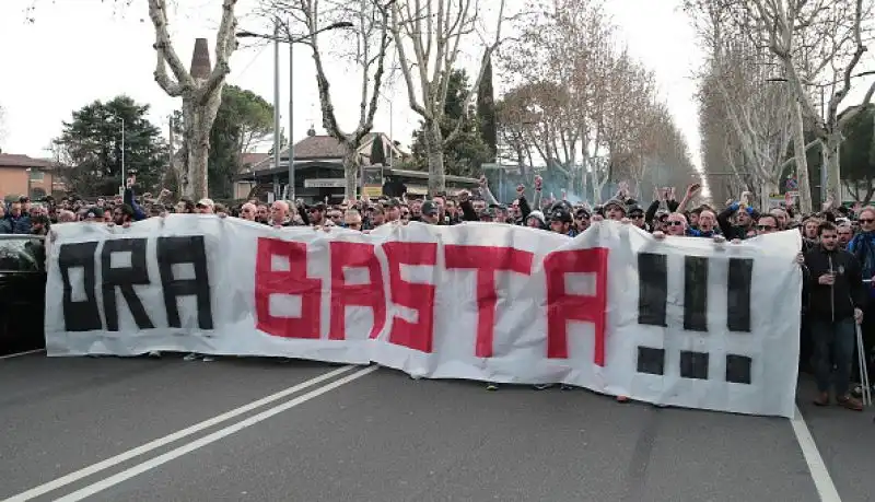 Commosso ricordo di Astori, poi i neroblu si impongono 3-1 in rimonta grazie a Ilicic e Gomez: Viola ridimensionati nella corsa all'Europa.