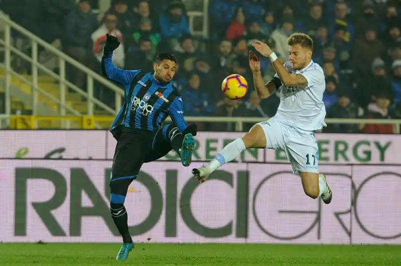 Decisivo ancora un gol di Zapata. Biancocelesti senza vittorie da oltre un mese.