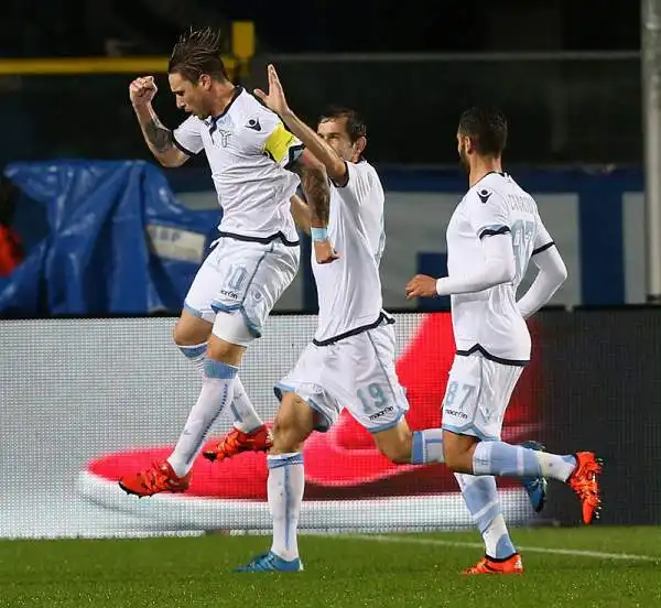 La Lazio è stata sconfitta a Bergamo dall'Atalanta che ha ribaltato l'1-0 di Biglia sfruttando una sfortunata autorete di Basta e un gol a tempo quasi scaduto di Gomez.