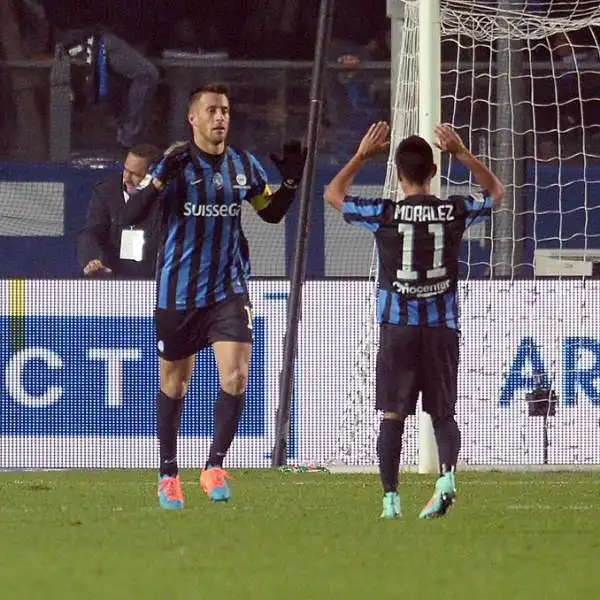 Dopo un primo tempo a reti inviolate nella ripresa Denis porta avanti l'Atalanta e Higuain prima trova il gol del pareggio e poi si fa parare un rigore nei minuti finali.