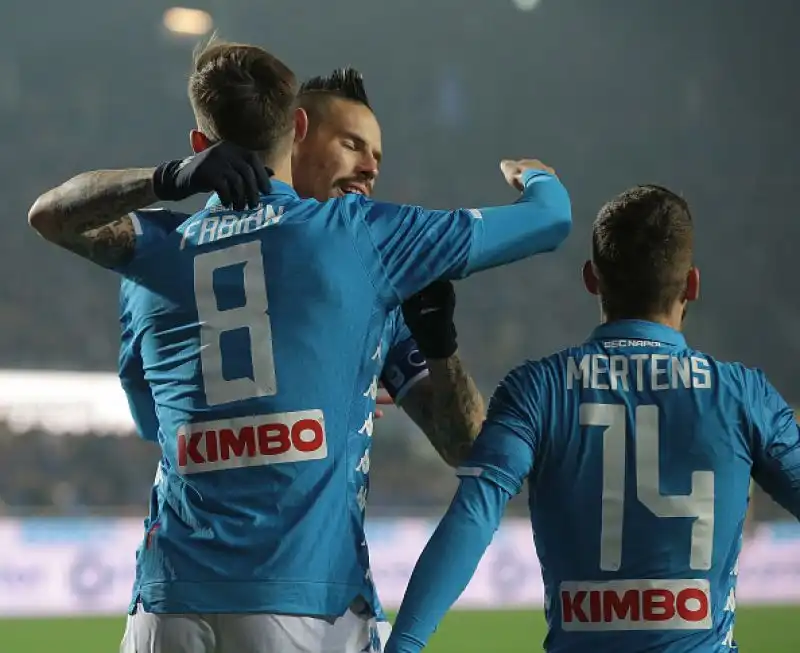 Gli azzurri, subito in vantaggio con Fabian Ruiz, sono raggiunti nella rirpesa dal gol di Zapata ma Ancelotti nel finale manda in campo Milik che realizza il gol vittoria.