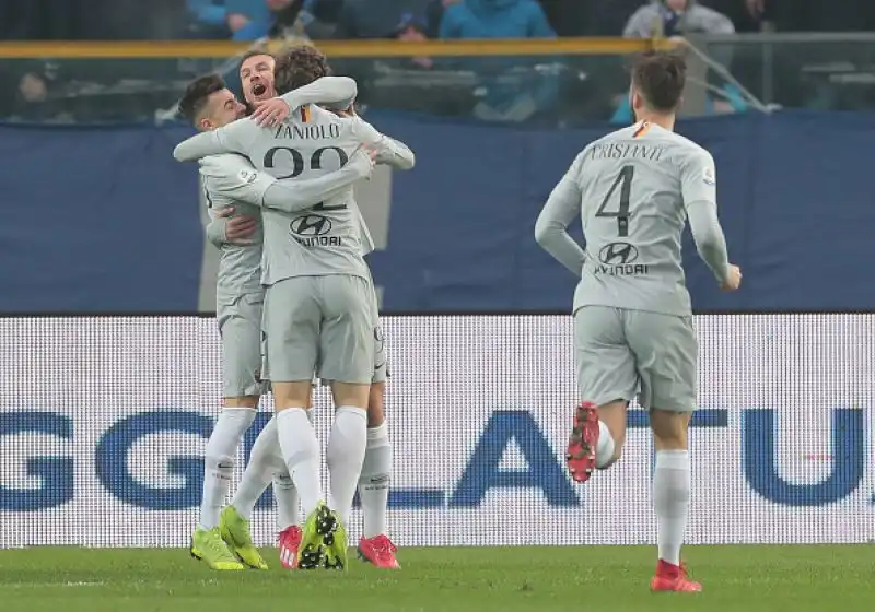 Doppietta di Dzeko ed El Shaarawy in gol per la Roma, Castagne, Toloi e Zapata (che ha spedito un rigore in curva) per gli orobici.