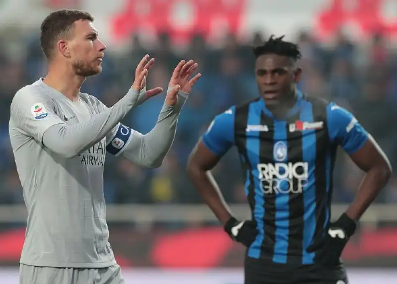 Doppietta di Dzeko ed El Shaarawy in gol per la Roma, Castagne, Toloi e Zapata (che ha spedito un rigore in curva) per gli orobici.