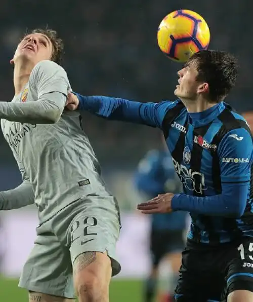 Sassate al pulmino dei tifosi della Roma
