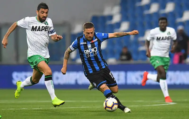 Dopo il vantaggio di Berardi i gol di Zapata, del Papu Gomez e di Pasalic regalano alla squadra di Gaseprini la qulificazione in Champions League.