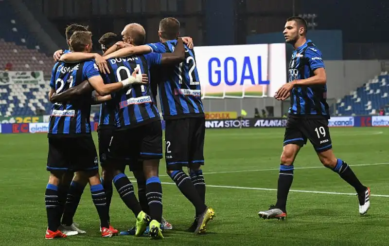 Dopo il vantaggio di Berardi i gol di Zapata, del Papu Gomez e di Pasalic regalano alla squadra di Gaseprini la qulificazione in Champions League.