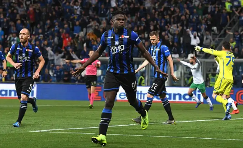 Dopo il vantaggio di Berardi i gol di Zapata, del Papu Gomez e di Pasalic regalano alla squadra di Gaseprini la qulificazione in Champions League.
