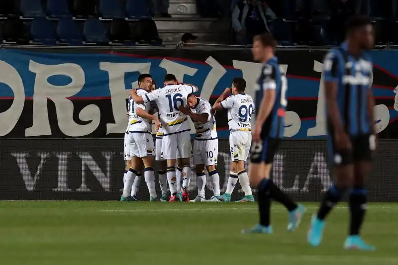 L'Hellas ha vinto al Gewiss Stadium grazie a Ceccherini e all'autogol di Koopmeiners, terzo ko di fila per Gasperini