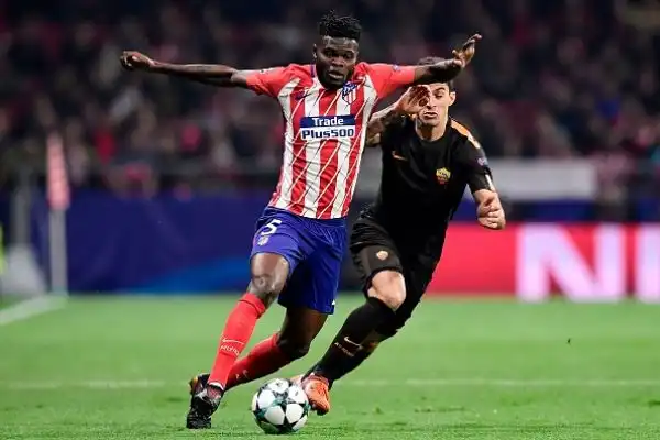 Gli spagnoli piegano la squadra di Di Franceco con le reti nel secondo tempo di Griezmann e Gameiro. La Roma ora ha due punti di vantaggio proprio sulla squadra di Madrid a una giornata dal termine.