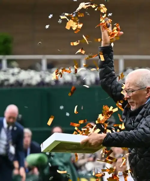 Momenti imbarazzanti del 2023: le foto di un attempato invasore che crea il panico a Wimbledon