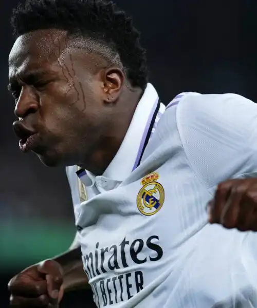 Autogol al Camp Nou: Vinicius Jr. festeggia felice. Le foto