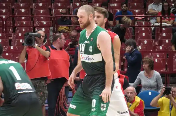 La squadra di Sacripanti grazie ad un canestro a fil di sirena di Ragland si è aggiudicata la prima semifinale della Supercoppa.
