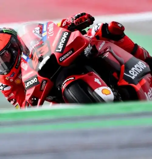 Ducati: brutta caduta per Pecco Bagnaia, problemi ad una spalla