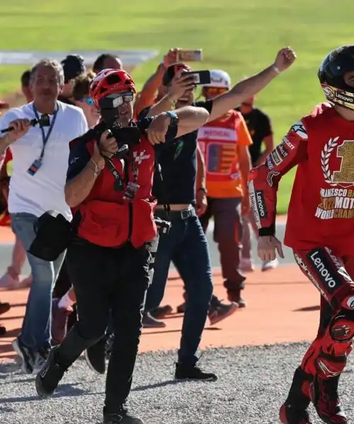 MotoGp Ducati, Pecco Bagnaia abbraccia i nonni e piange: “Che felicità!”