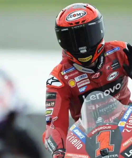 Pecco Bagnaia sfreccia tra una pozzanghera e l’altra