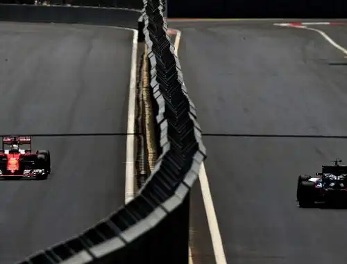 Hamilton domina, problemi Ferrari