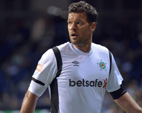 Michael Ballack sfotte l’Italia su Twitter