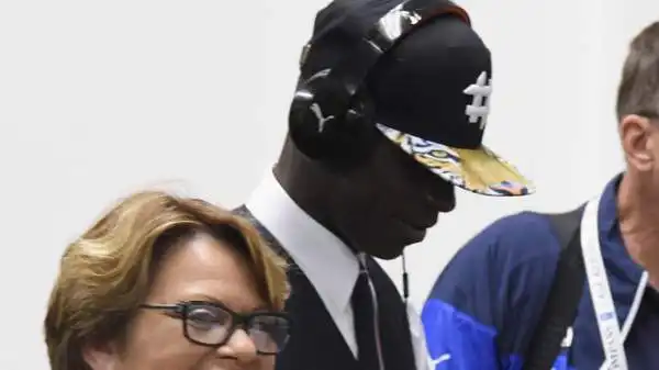 Mario Balotelli si è tinto i capelli dopo l'eliminazione dai Mondiali. Al rientro in Italia si è presentato con la cresta bionda.