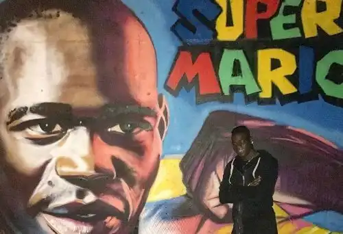 Balotelli, un murales da Champions