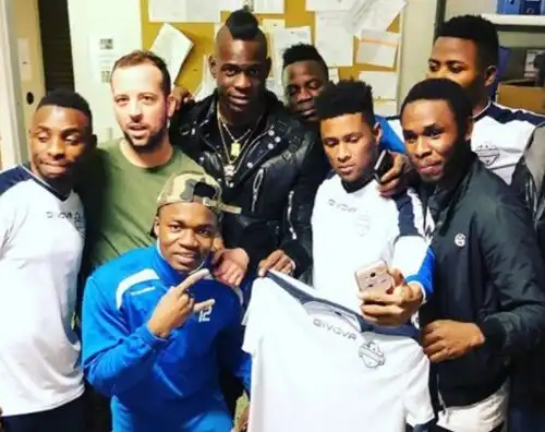Mario Balotelli cena con gli immigrati a Brescia