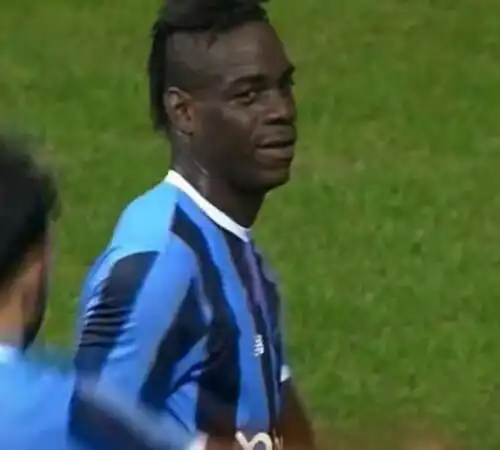 Mario Balotelli segna e si esibisce in una nuova esultanza