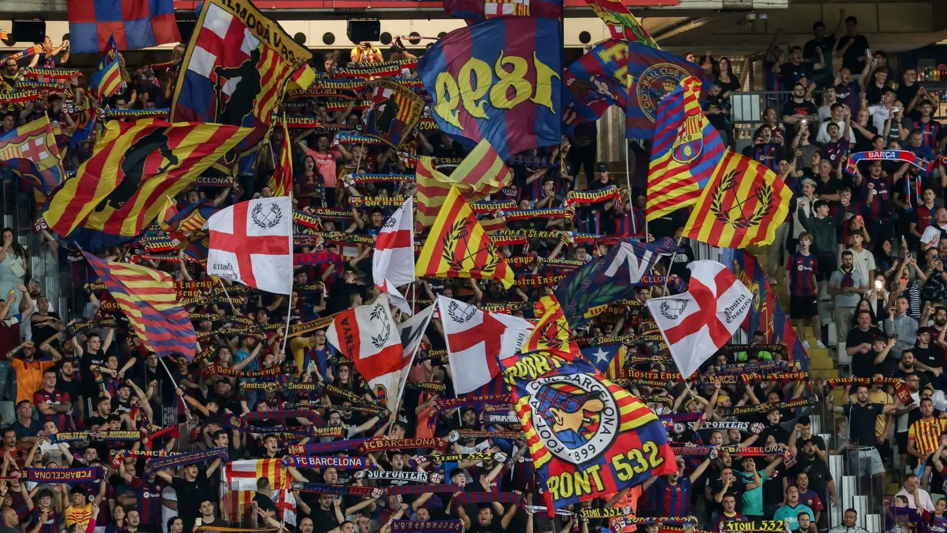 Barcellona esagerato contro l'ex milanista: le immagini
