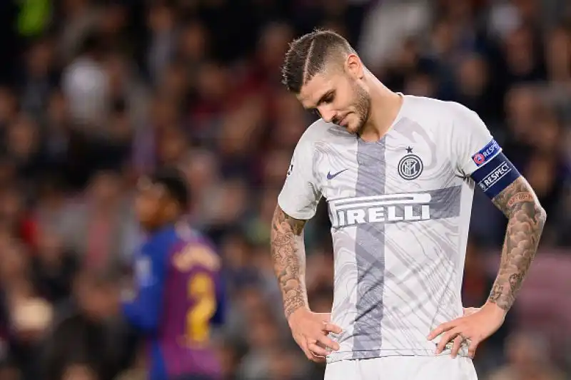 Con i gol di Rafinha e Jordi Alba i catalani salgono a 9 punti in classifica davanti ai milanesi che restano a 6. Staccati ed entrambi a un punto Tottenham e PSV.