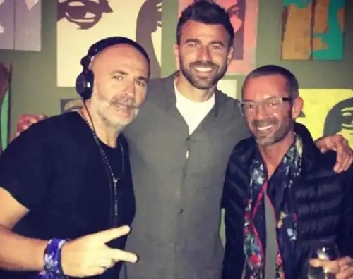 Bufera su Andrea Barzagli per una foto