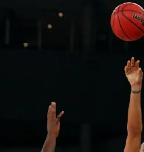 L’Olimpia si sveglia tardi: il derby è di Cantù