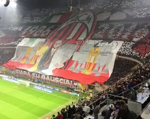 La Curva Sud ricorda tutti i trofei di Berlusconi