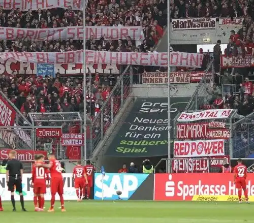Striscione offensivo, il Bayern ferma la gara