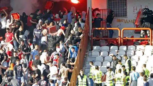 Cinquanta feriti e quaranta arrestati. Questo il bilancio del derby della capitale serba tra Partizan e Stella Rossa.