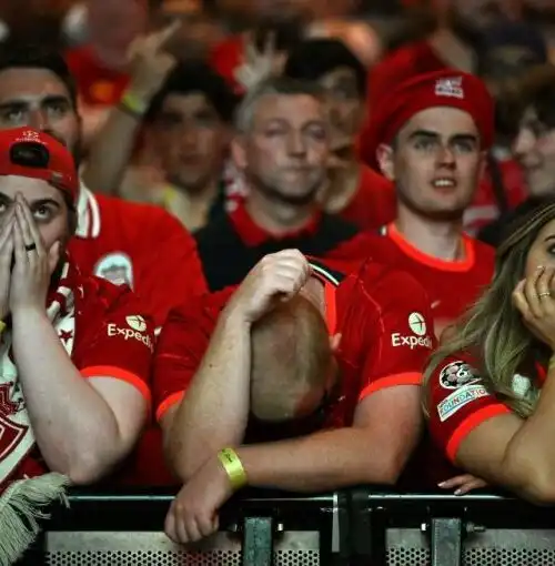 Belle e disperate, le foto delle tifose del Liverpool dopo il ko