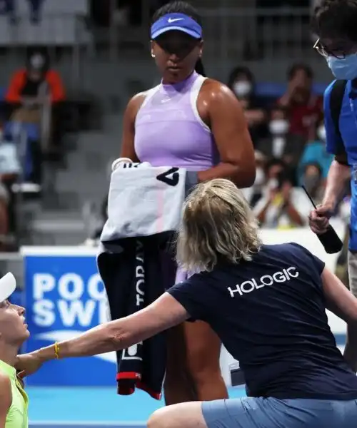 Bellissimo gesto di Naomi Osaka: le foto mentre soccorre un’avversaria