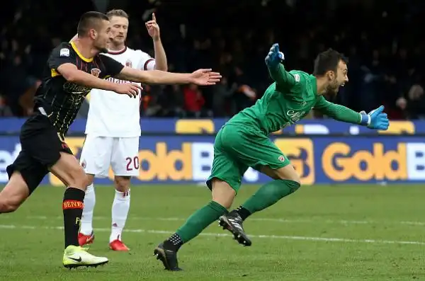 Il portiere giallorosso Brignoli segna di testa il gol del pareggio al 95' dopo che il Milan era passato in vantaggio due volte con Bonaventura e Kalinic. Di Puscas il primo gol dei padroni di casa.