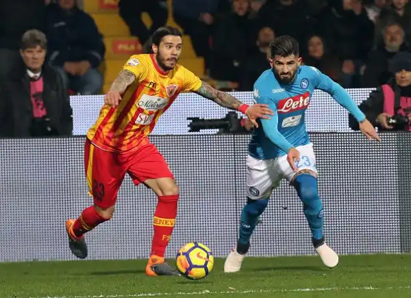Il Napoli risponde alla Juventus e si riprende la vetta della classifica di serie A superando per 2-0 un buon Benevento nel posticipo testa-coda della ventitreesima giornata di campionato.