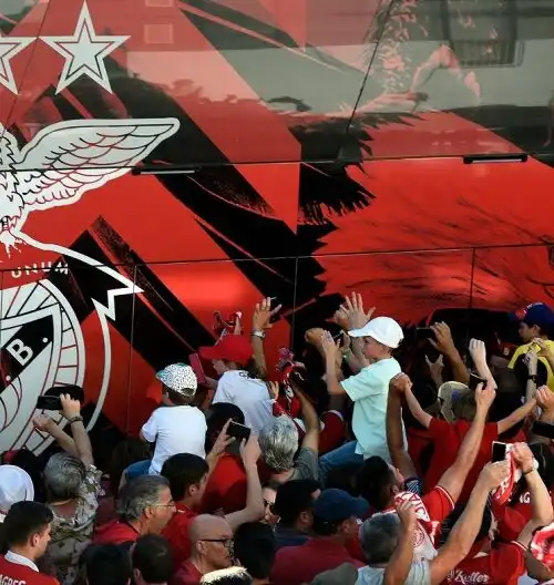 Assalto al bus del Benfica: due feriti