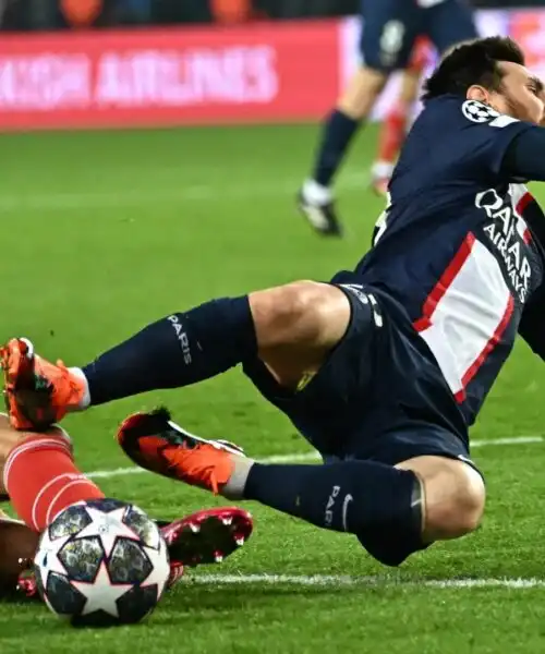 Benjamin Pavard abbatte Lionel Messi: le foto