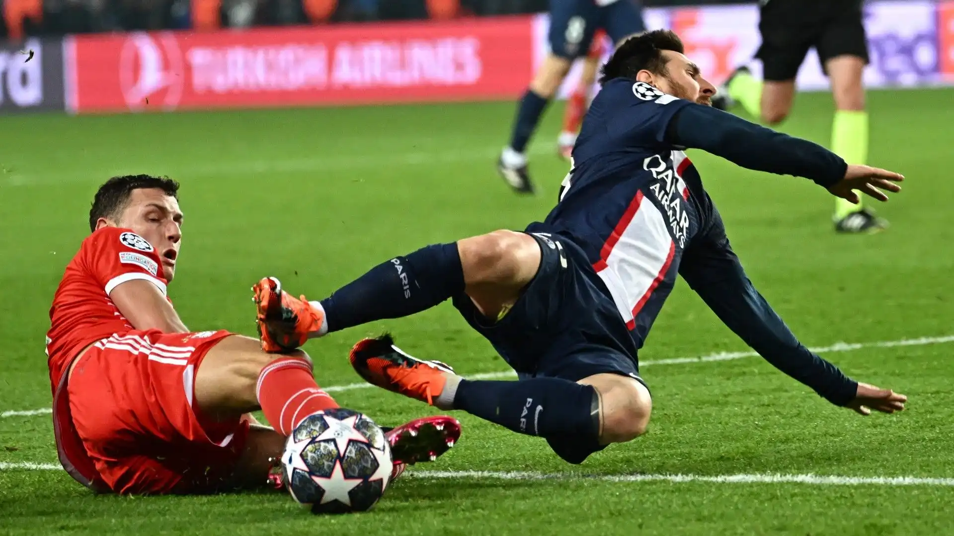 Benjamin Pavard abbatte Lionel Messi: le foto