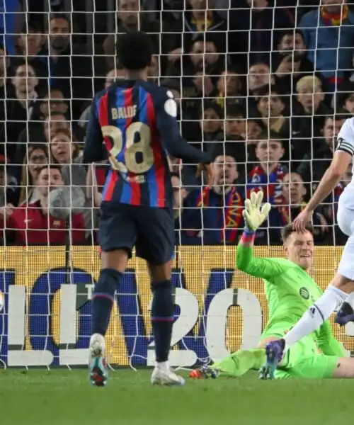 Karim Benzema ne fa tre, Barcellona annichilito al Camp Nou