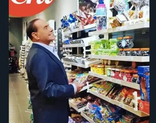 Silvio Berlusconi, incursione in Autogrill