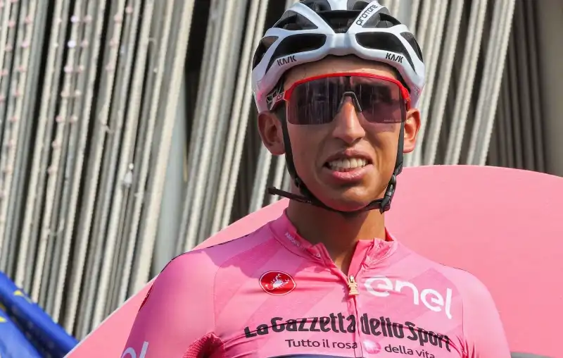 Egan Bernal cammina col bastone ma pedala già