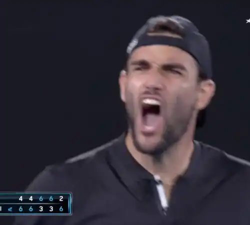 Matteo Berrettini, sfogo rabbioso e dito all’orecchio. Guarda il video