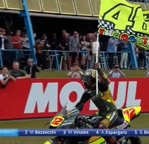 Assen, festeggia anche Valentino Rossi: l’omaggio di Marco Bezzecchi