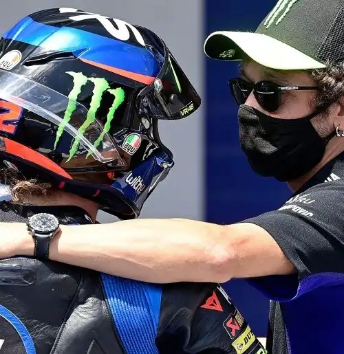 Marco Bezzecchi tra Aprilia e Valentino Rossi