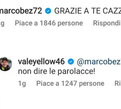 Valentino Rossi finge di redarguire Marco Bezzecchi