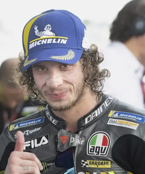 MotoGp: Marco Bezzecchi batte Marc Marquez e cita Valentino Rossi