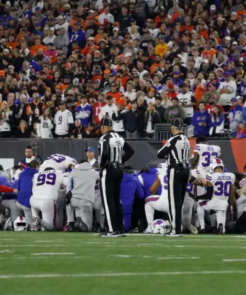 NFL sotto shock: Damar Hamlin collassa in campo, è grave
