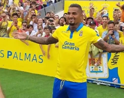 Boateng, bagno di folla alle Canarie